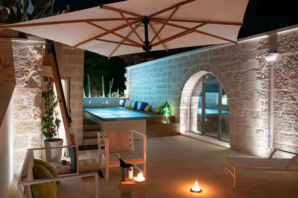 Foto interni B&B Ostuni dettaglio terrazzo con piscina di sera