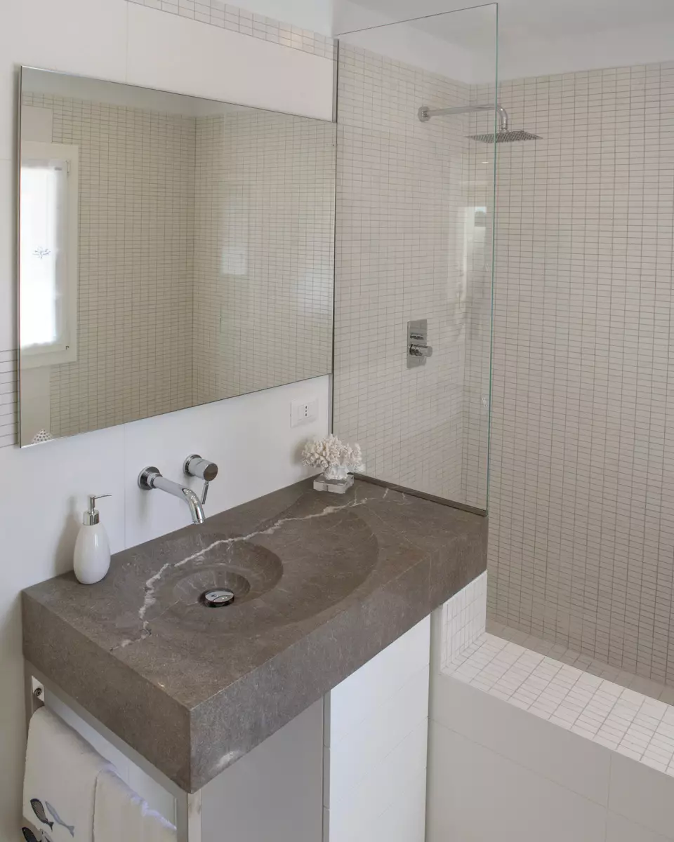Foto detaglio lavabo in villa privata a Porto cesario